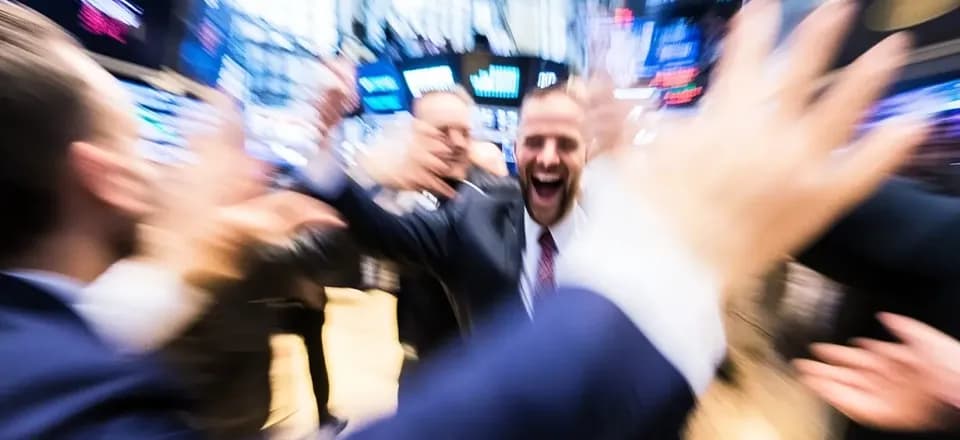 Ein Bull-Run folgt auf den anderen. Doch wie lange wird die Euphorie an den Märkten anhalten? Und wie tragfähig ist der Boden, auf dem gefeiert wird? Sprich: Welcher Wert steckt tatsächlich in den Hype-Werten, wenn sich die Vorzeichen ändern? Ausgelassenene, euphorische Stimmung unter Börsenmaklern.